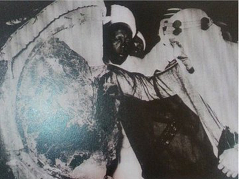 نشر صور نادرة لعملية وضع الإطار الفضي للحجر الأسود في الكعبة